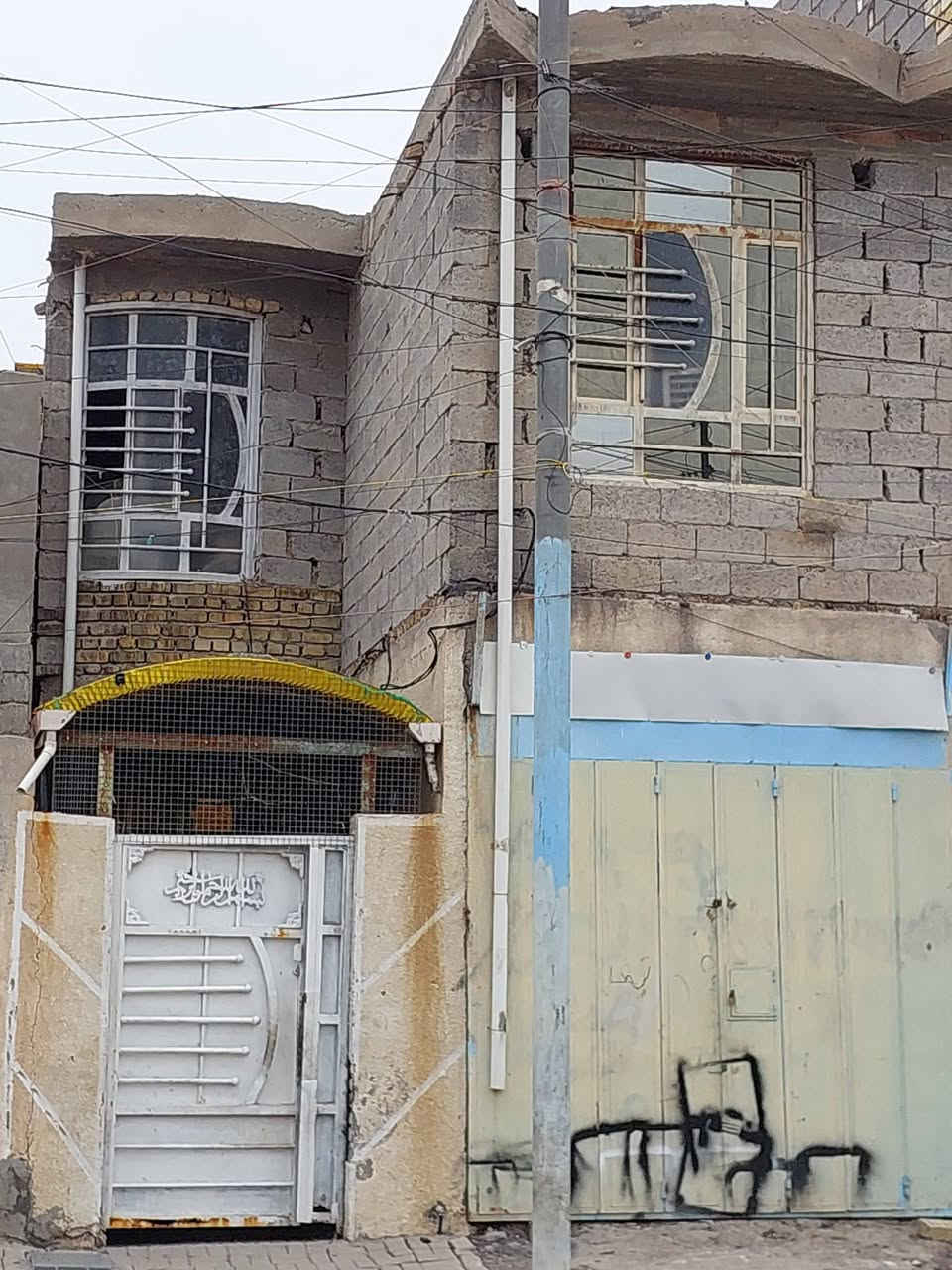 بيت قاطين على شارع العام كامل خدمات مي  خطين كهرباء  مساحه ١١٠ بيه محل   ***********
