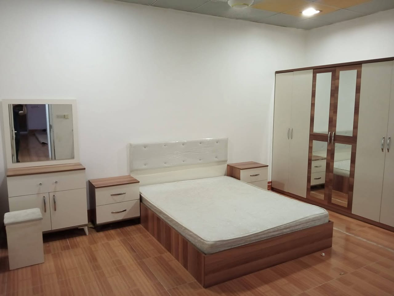 🛏️ ژووری نوست  بۆ فرۆشتن
 کانتۆری ٦ تاک ، مێزی ماکیاژ و ٢ کۆمۆدی.
​کوالێتی: زۆر توندوتۆڵ و پاکە، پشتی کانتۆرەکە بە تەختەی سەقفی پتەو دروستکراوە.
​ وەک نوێ وایە و هیچ عەیبێکی نییە.
​💰 بۆ نرخی نامە بنێرن
📍 شوێن: عەربەت
ــــــــــــــــــــــــــــــــــــــــــــــــــــــــــــــــــــ
تۆش چیت هەیە بۆ  فرۆشتن لە نامە بۆ بنێرە لێرە بۆت دەفرۆشم


**إذا كنت صاحب هذا الإعلان وتريد حذفه لأي سبب، رجاءا أرسل رسالة إلى الدعم الفني**