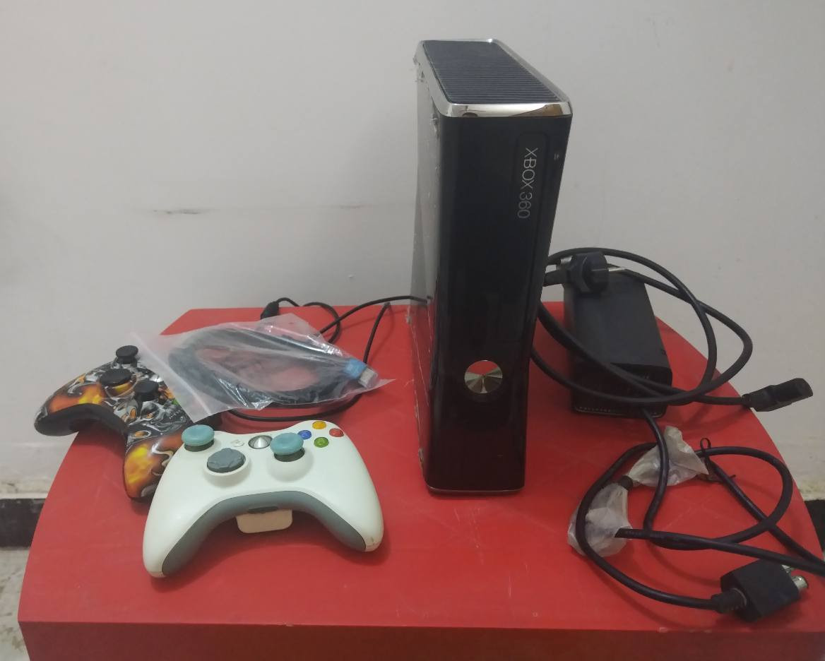 السلام عليكم ورحمة الله 
Xbox 360 أمريكي للبيع 
الجهاز كامل و نظيف وي كل ملحقاته 
( محوله - كيبل المحوله - كيبل HD جديد ما مستخدم )
2 جوستكات ( يدات ) الأصليه بلوتوث و أم الواير 
و كارتونته موجوده 
الجهاز بي خلل بسيط ويتصلح
وشغال حتى بدون تصليح الخلل
مساحة الجهاز 250 GB 
بي ألعاب مثل 
FIFA 18 
Pes 13 , 16 , 18 
GTA 5 , 4 , SA
Forza horizon 2 
Mafia 2
Blur 
Driver SF
RDR1
Assassin's Creed Rough 
للإستفسار أكثر التواصل خاص أو الإتصال على الرقم 
***********
*********** حلة, بابل
