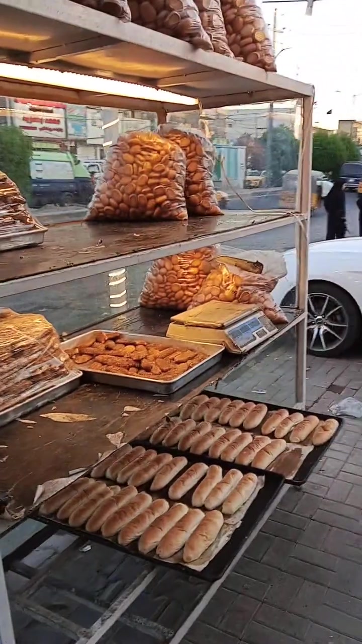 السلام عليكم اصحاب المواكب 
اليريد يفتح فرن فرن كامل مع جميع الأغراض ابيع شلع بسعر 4ملاين والله مو فلوسه بس محتاج فلوس 
للامانه الفرن هو وغراضه مكلفني 12 مليون 
فرن+3عرباين+طاوليات عدله عدد 35+عجانه+مجمده وبراد عامودي شغالات+مبرده بلاستك+ميز عرض 2+وخماره والبطل مال خماره 
***********
