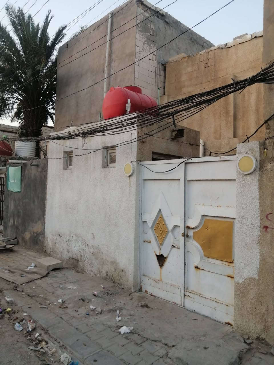 بيت 100 متر طابق ونص بصف الركن مفتوح على ساحه ركن مدرسة البراق البيع عسكري قرب على شارع الكبل ***********
