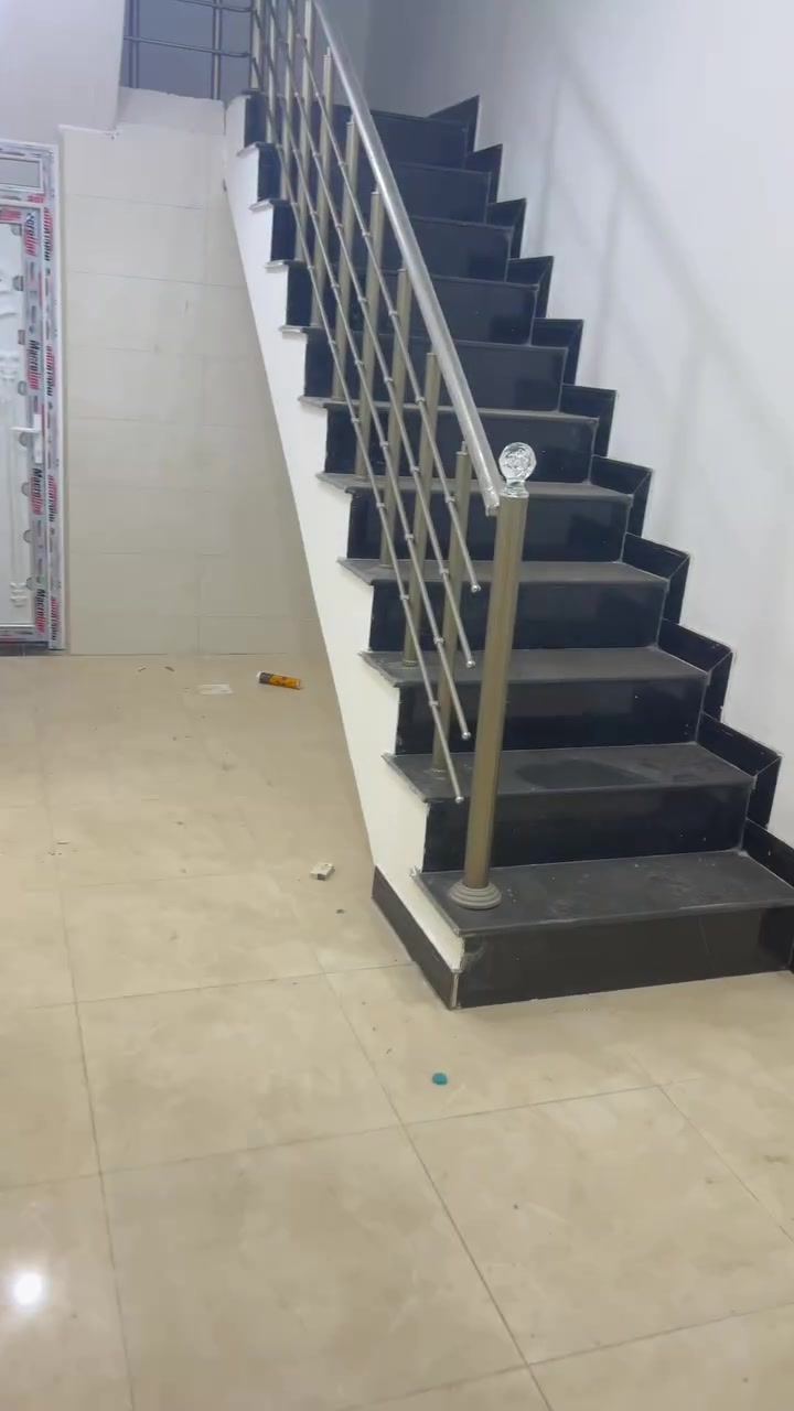 بيت الايجار بي غرفتين وهوال زغير. ومطبخ وصحيات داخل البيت.  وصحيات بل الخارج بناء جديد.   توا كمل البيت ولحد ۿسۃ محد ساكن بي البيت كامل.  مكان البيت. قضاء المدينه قرب جامع الزهراء   للتصال ***********
