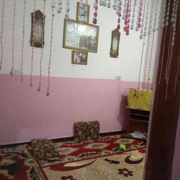 السلام عليكم
بيت للبيع مساحه 100متر طابو ملك زراعي اصولي بإسم عراقي اصلي
يحتوي على غرفه وستقبال وهول ومطبخ وصحيات داخليه وخارجيه وطارمه
ومسوي غرغه ثانيه فوك واصله للنص  وكلشي جاهز حت بلوك وسمنت ورمل مصعد فوك يعني تعال وابني 
 .  بناء حديث بلوك درجه اولى رباط ارضي رباط بوق الشبابيك على داير البيت وسقف كونكريت مسلح  البيت مشتغلينه شغل مضبوط
حت مجاري مئسس للشارع يعني شغل مضبوط 
فقط يرادله سيراميك للدرج
والباقي كلشي كامل 
العنوان  شط العرب الجزيره الفيحاء شارع نهر ابو الزوري
شارع الزهور بالبدايه غريب ع شارع  وتتوفر كافة الخدمات.. السعر 63 وقابل للتفاوض
للاستفسار ع هذا الرقم *********** متوفر واتساب
