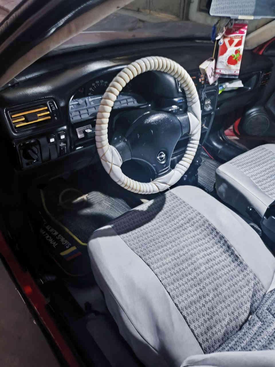 سياره للبيع اوبل فكتره موديل91   ٢٠مشروع وطني دفتر بانزين موجود  لا صرف ولا بخار تيرات جديد مراوس حسب السعر 40 قناع رقم موبايل ***********
