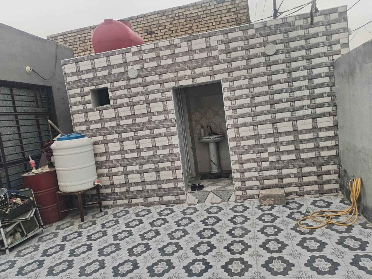 بيت للبيع حي العسكري شارع 30 بناء جديد بدايه ٢٠٢٥ المساحه ٢٢٢متر يحتوي على غرفتين وصاله كبيره ومطبخ واستقبال وصحيات داخليه وخارجيه وحديقه وكراج سياره الاتصال على الرقم ***********
