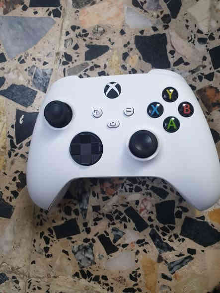 السلام عليكم
ثلاث جوستكات اكس بوكس سيريس للبيع 

1- الاولى : جوستك الجهاز الاصلية اللي تجي وية الجهاز بالكارتونة و الجهاز مشتريه صارلي 5 اشهر و سعرها 45 ألف

2- الثانية : هم جوستك الجهاز الاصلية مال جهاز اخوي مشتريه صارله فترة بس بدلت بيها الكير (الانالوغ) الايسر الى مغناطيسي بعد ما صار بيه درفت و هسة شغالة 100% و سعرها 40 ألف

3- جوستك اصلي وية كارتونته و شغال 100% و مستخدم قليل كلش و سعره 45 ألف

* الثلاث جوستكات شغالات 100% 
* الثلاث جوستكات اصلية و ما بيها واحد تجاري و ثنين منهن اللي يجن وية الجهاز 
* الثلاث جوستكات استخدام شخصي 
* عادي ابيع مفرد مو مشكلة

العنوان : بغداد / البلديات / شارع المصرف 
للتواصل : ماسنجر او واتساب *********** او اكتب بالتعليقات و أني اجيك خاص
