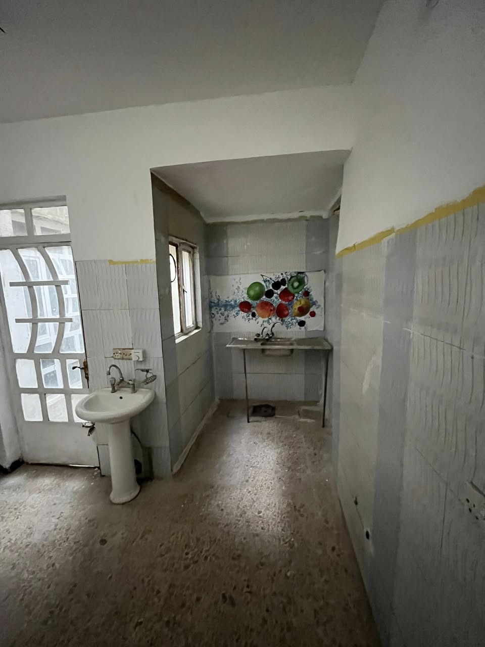 مشتمل للبيع طابو صرف صب مسلح طابقين
المساحة ٥٠ م

الموقع الأمين الثانية مجاور مدرسة المارد العربي

الطابق الاول 
حمام خارجي
و استقبال
و مطبخ صغير
و منور
و غرفة نوم

الطابق الثان
غرفة نوم
و خدمات
و سطح صغير

للأستفسار رقم صاحب المنزل
***********
