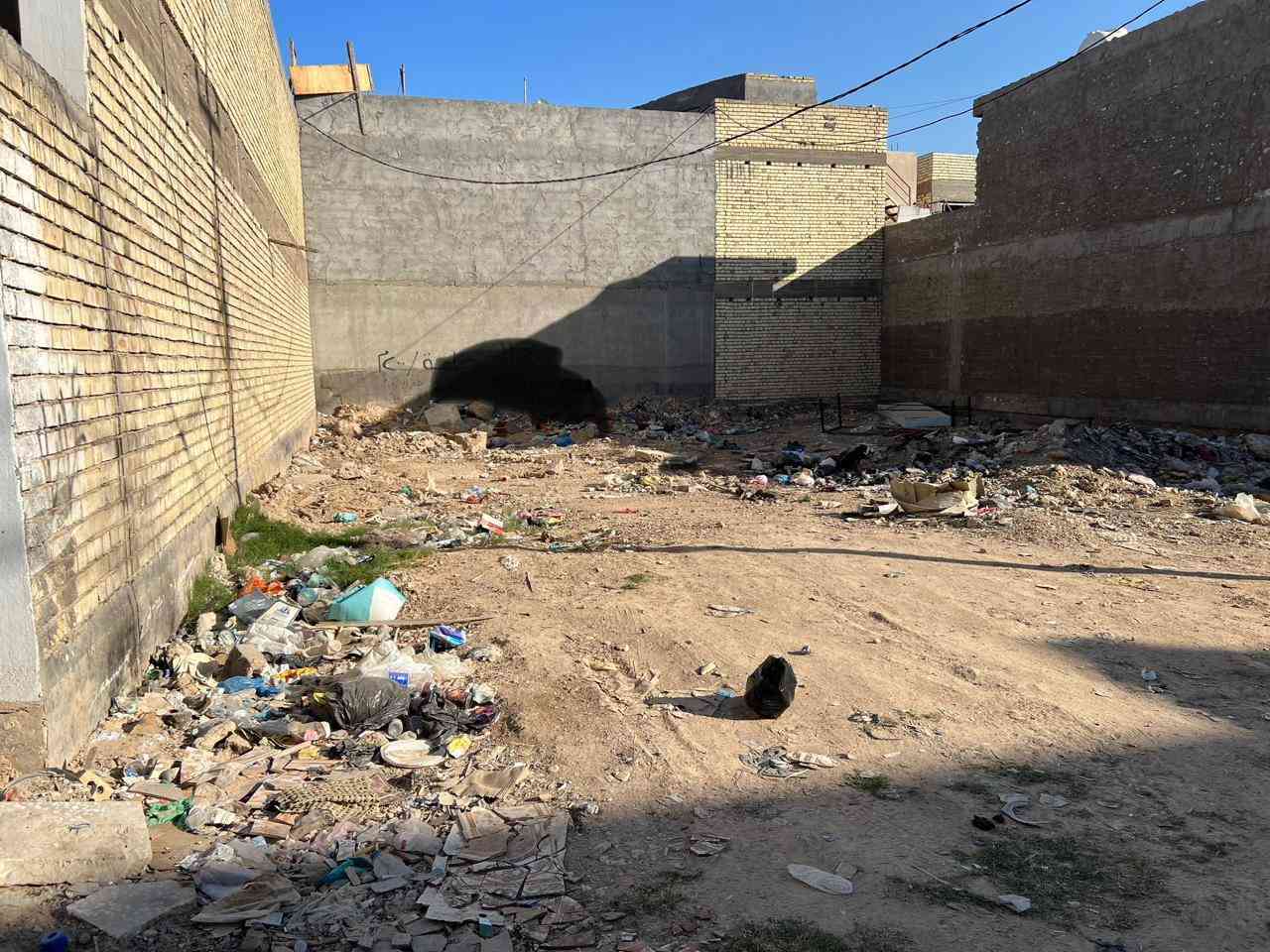 تحية طيبة 
ارض ١٠٠ متر الواجهة ٥ والنزال ٢٠ 
طابو صرف صرف سكني ويمها كلها بيوت قريبة على سريع اليوسفية الجديد
في منطقة الدورة كرارة
المنطقة غير مبلطه شوارعها لكن يوجد فيها خدمات مثل كهرباء وصرف صحي وماء
 رقم ٢١٧٩ 
السعر ٩٣ مليون بي مجال 
 التواصل مع صاحب الارض بدون دلالية
***********
