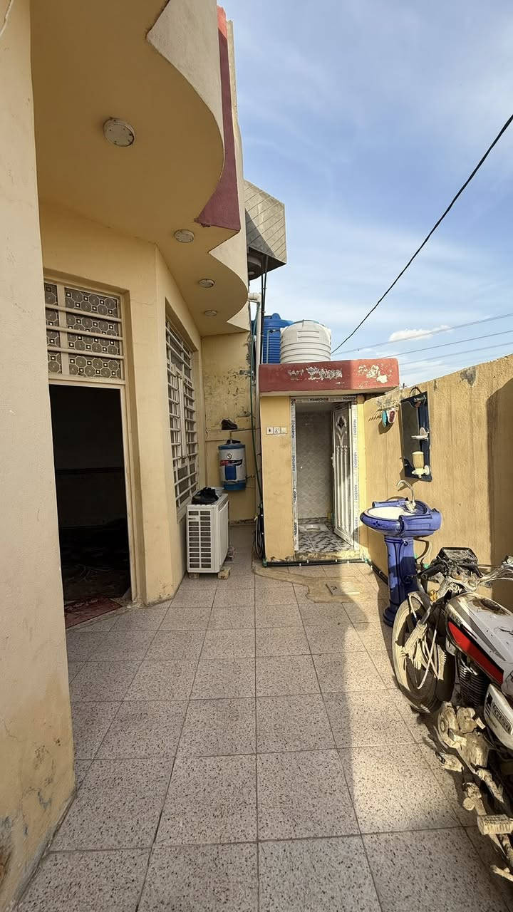 بيت في ال مراد ركن طابقين
مقابل مدرسة العقيلة مباشر على الشارع 

موقع ممتاز 

170 متر طابو زراعي سند 25 

ــــــــــــــــ 

الطابق الأول 

استقبال مطبخ حار 

غرفة نوم 

مجمع حمامات داخلي وخارجي 

منور 

مجاري للبيت دفن بالكامل 

ارضية كاشي 

ازارة سيراميك اسباني 

مجاري مركزية للبيت 

ــــــــــــــــــــــ

الطابق الثاني 

غرفتين نوم 

مجمع حمامات 

سطح فرشي 

ــــــــــــــــــــــ  

البيت نظيف وعالي عن الشارع 

جاهز للسكن بدون نقص 

ــــــــــــــــــــــــــ

السعر 85 وبيه مجال بسيط للشراي 

ــــــــــــــــــــــــــــــ

للأستفسار أكثر مراجعة 

#مكتب_محمد_الجبوري لبيع وشراء عقارات القاسم والمقاولات العامة والتصاميم الهندسية 

#المكتب_مجاز_رسمياً والمكاتبات رسميه لضمان حقوقكم ✅ 

#عنوان المكتب شارع الجديدة مقابل مدرسة الزهراء مجاور اسواق نمبر ون 

***********  📲 

***********  📲
