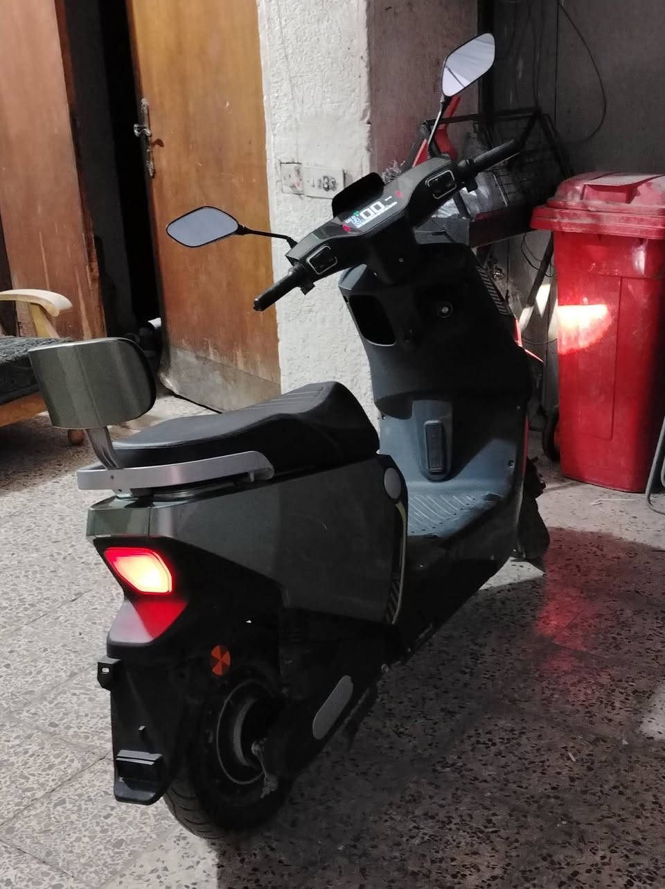 السلام عليكم دراجة كهربائية شحن 6 بطاريات موديل 25 استخدام قليل تشغيل عن بعد بصمة +سويچ +تشغيل NFC  بيهة نضام السرقة يعني جهاز انذاروقفل الويل عند سحبها بدون تشغيلهة سعر 650 الف رقم هاتف ***********المكان بغداد البياع
