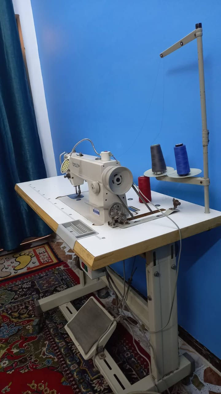 سلام عليكم 
مكينه خياطه 
حلوه ونضيفه نضافته 99بل100
مكينه شغاله اي عطل ما بيه 
دهن جديد 
كهربائيّة كله مال وكاله 
والمكينه برغي ما مفتوح بيه 
رقم الانتصال«(***********)» وانتصلو بل رقم وبيكم خير ودللو
