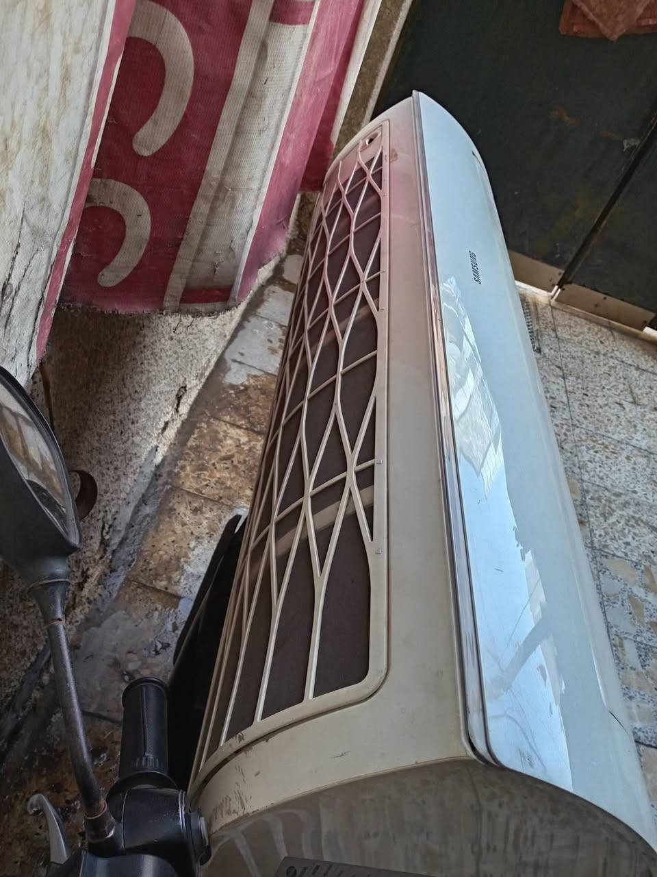 السلام عليكم
سبلت طن و نص شغال
القطعة الداخلية سامسونك و الخارجية يورك ع الفحص كاملة الملحقات
 مكانها المشتل  السعر ٣٥٠ الف و بيها مجال بسيط
***********
