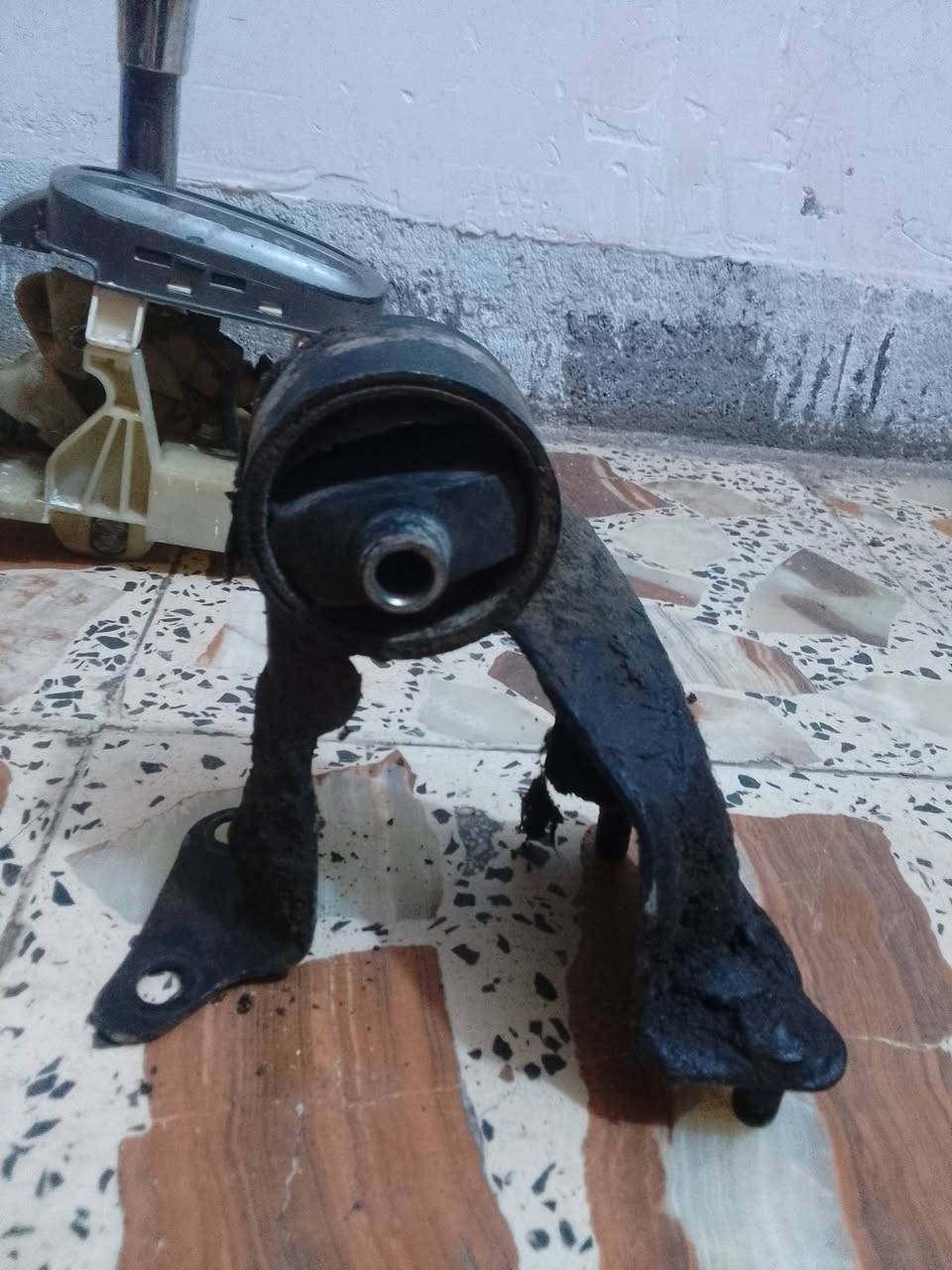 من رخصة الادمن المحترم غراض للبيع ليفان 620 اذاين محرك وحصان كير ويده كير اوتوماتيك  بس مومال ليفان سعر الحصان 35 ألف والذاين على 10 اليفيدنا اتصال على الرقم ***********
