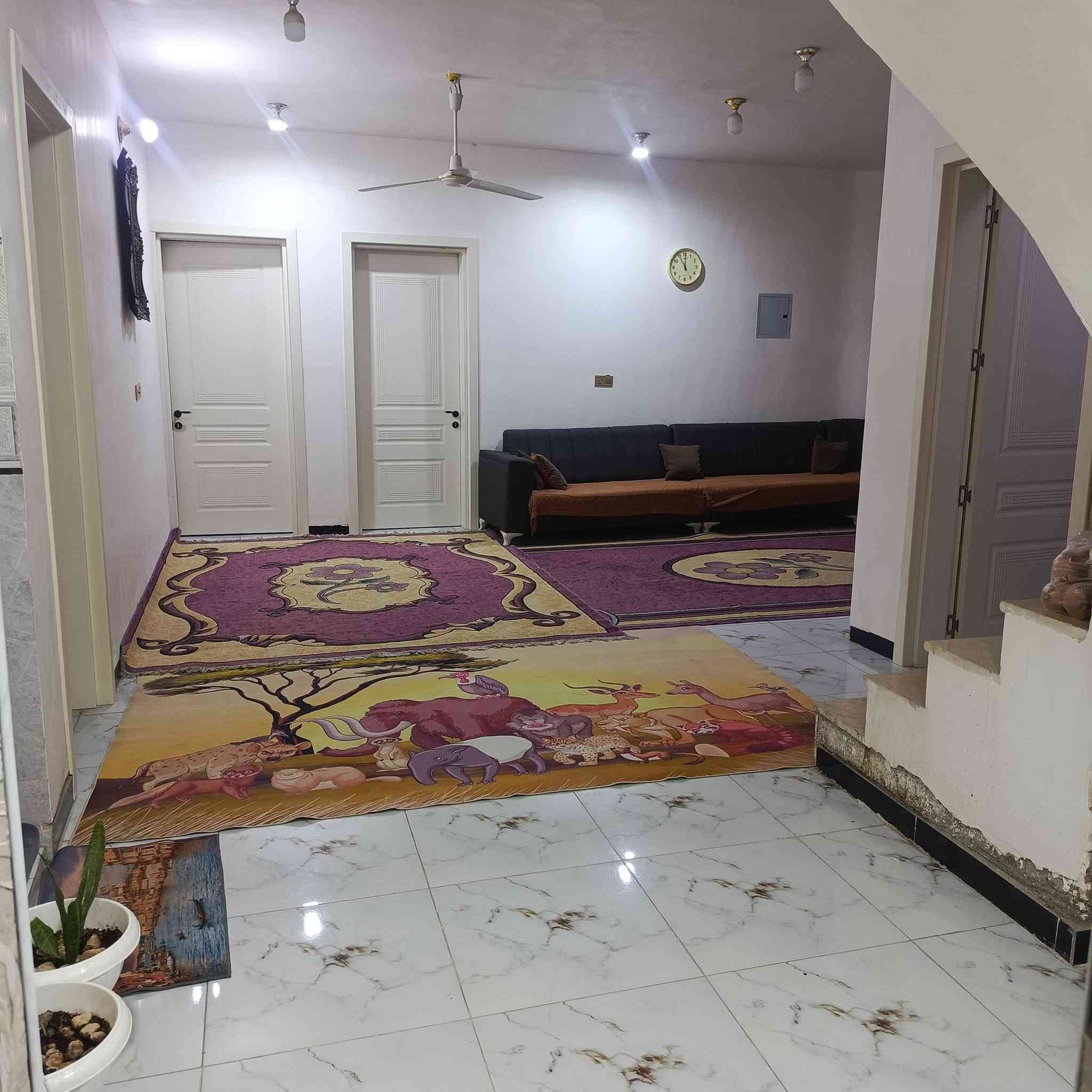 السلام  عليكم 
بيت للبيع موقع  تجاري على شارع العام طريق حلة ديوانية منطقة الغليس مساحة البيت الكلية 500متر مساحة البناء 200متر بناء سنة 2024يعني بناء جديد طابقين يحتوي على غرفتين نوم واستقبال وكليدور  ومطبخ حار بارد  ومجمع  صحيات +كراج وحديقه  ونفس البناء  في الطابق الثاني البيت طابو زراعي سند 25 باسمي  للاستفسار الاتصال على الرقم ‏‪***********‬‏
