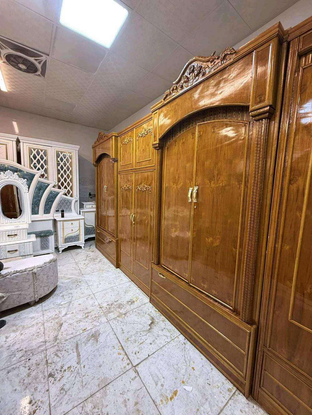 غرفه ام مسرحه صاج داخل خارج 
السعر مليون ٣٥٠ مليون ٢٥٠ قفل 
شد نقل داخل بغداد مجاني 
نضافه ٩٥
٨ قطع