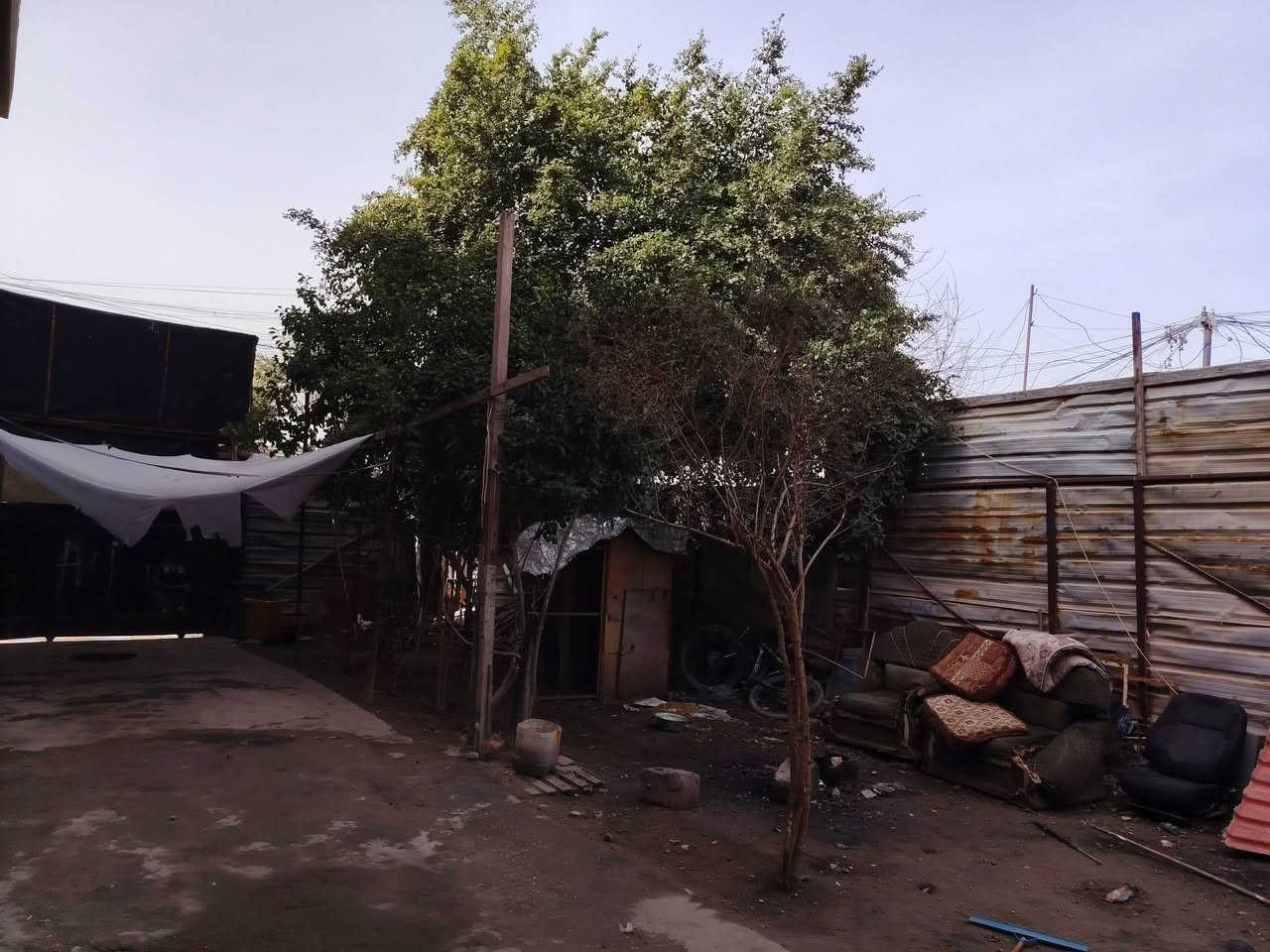 السلام عليكم بيت للبيع ركن السده قطاع السابع الغربي شارع حسينيه الحوراء زينب البيت متكون من الطابق الاول صاله ومطبخ وحولي وغرفة نوم وصحيات الطابق الثاني متكون من ثلاث غرف نوم وحولي وصحيات الطابق الثالث متكون من غرفه نوم وحولي ومطبخ زغير وحديقه مساحة 150واقع حال  مثل ماشفتو بل فيديو زراعي سند 25 بناء للبيت سنه 2015السعرعرض الشارع 10مترسعر125 وبي مجال للستفسار على الرقم . *********** بي واتساب
