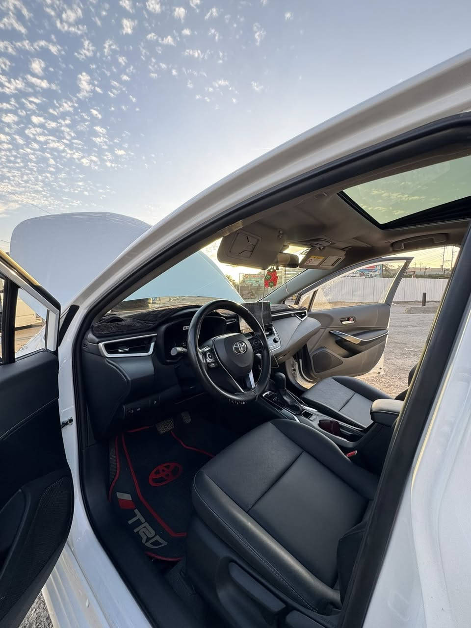 السلام عليكم .
كورولا 2024  وارد الصين كفاله .ماشيه 22km .
مكانها البلديات.
السعر :$155وبيها مجال 
للتواصل :***********
