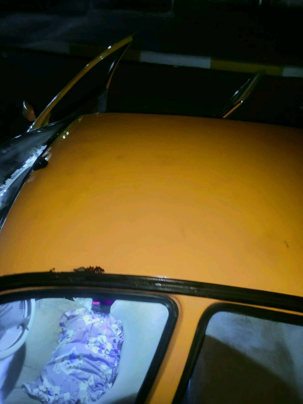 سياره نضيفه ومكينه جديده السياره خير من الله بس بنيد تعبان وباب الصدر بي شويه خياس