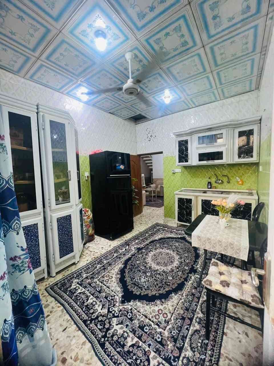 بيت للبيع مساحه 100مربعه واجه 7 طابقين يحتوي على صاله استقبال وغرفه نوم ومطبخ والطابق الثاني يحتوي على غرفتين بيت جديد كاشي وسيراميك البيت نظيف مناقصه شي تجي وتشوف السعر 55 وبي مجال عنوانه شارع المطار نهايه شارع الشفلات قرب اسواق سيد بشار 
*********** للاتصال
