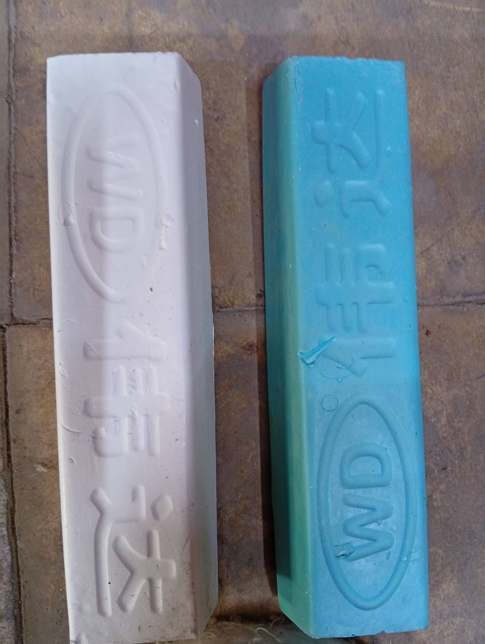 سلام عليكم قرص تلميع قطعة مع صابونة تلميع قطعة سعر ٢٥عراقي نوع جيد كبير ركز بغداد ***********
