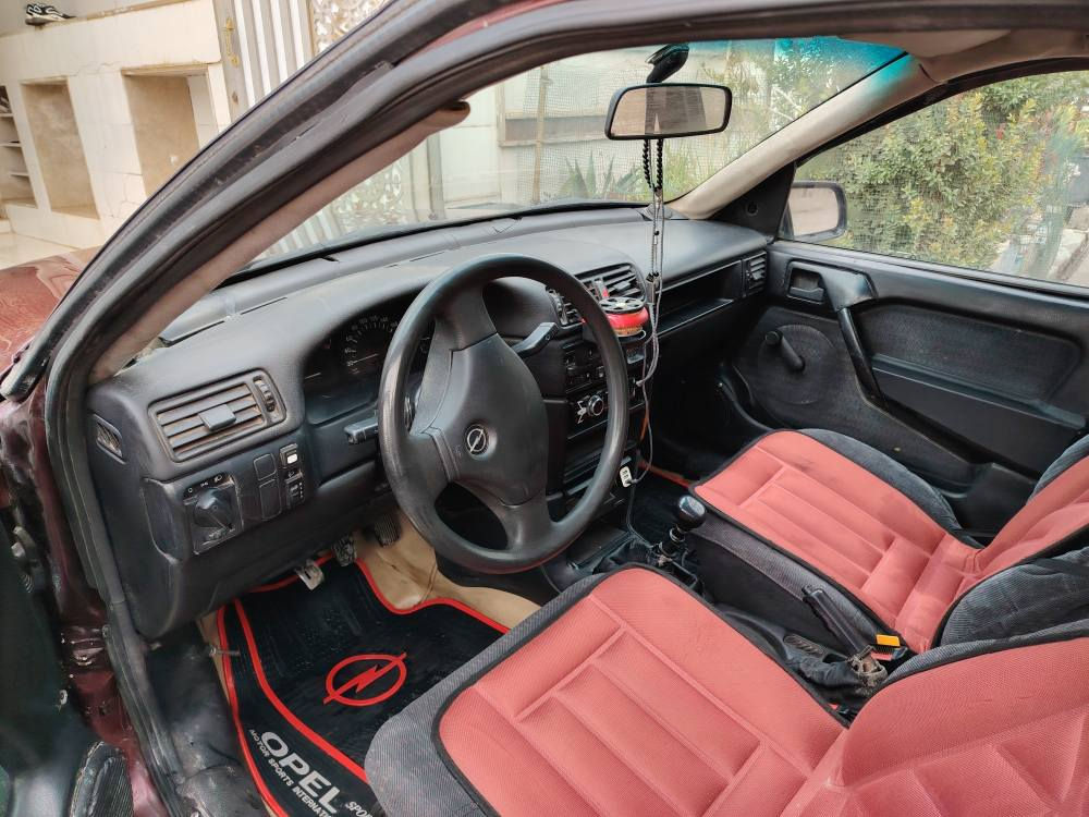 ئۆپڵ مۆدێل1991 مەکینە 18 بێ سەرفو بووخار عام کراوە بۆ جوانی لێدراو نیو دۆسەی بڕاوەتەوە دۆسەش بەعەیب ناچێ سەیارەکە نمونەیە بۆ جوانی سەنەوی 2020 بەسەر چوە و سەقف سلایتە و وەرەقەو نیوێ غەرامەشی لەسەرە لەدووای مەعەمەلە بۆت ئەگەڕێتەوە سەیارەکە لەهەولێرە سعری 40 وەرەقەو مەعمەلەیەکی برایانە 
***********
واتساب *********** أربيل, العراق
