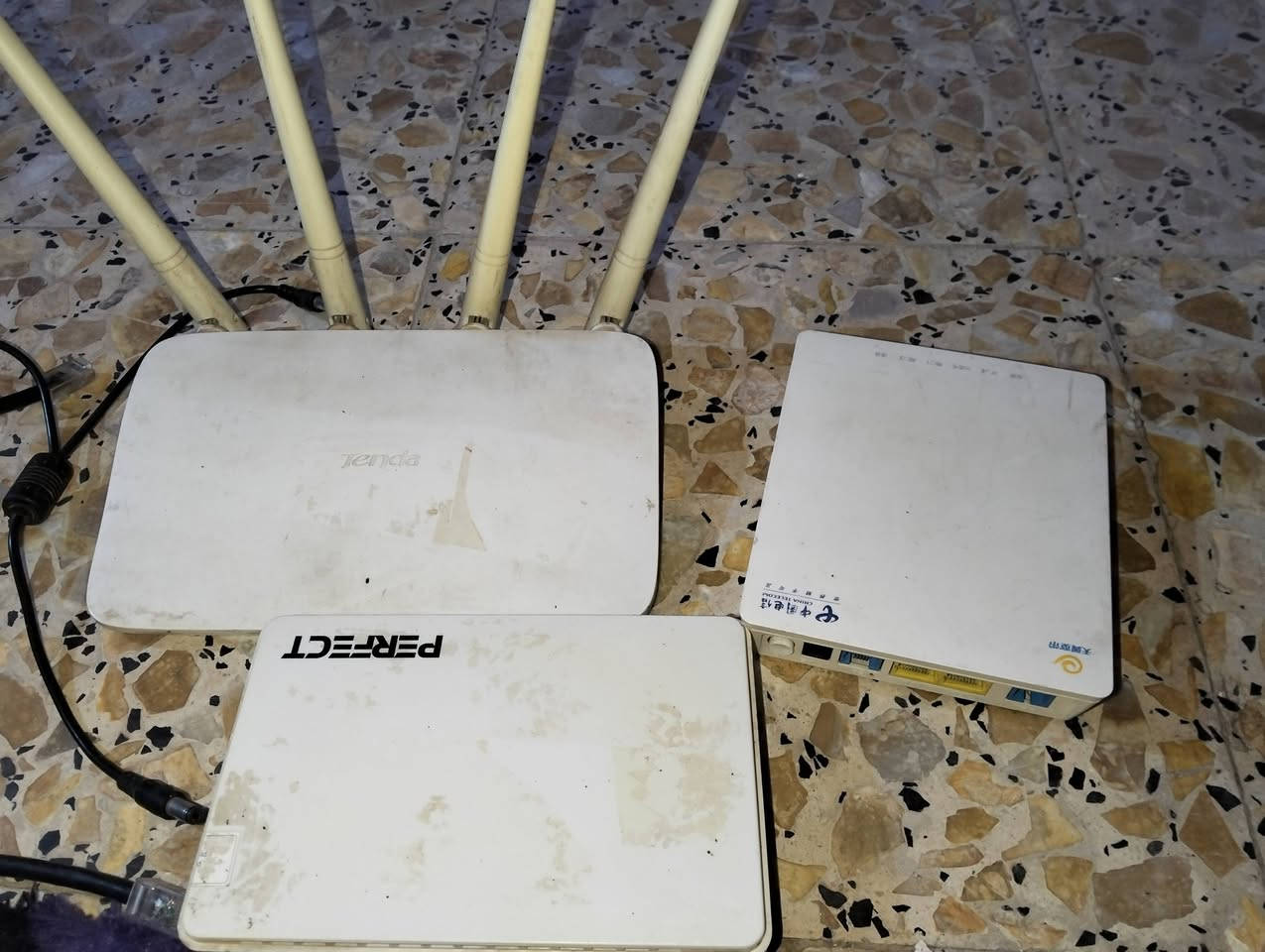 سلام عليكم  راوتر + يو اي بي شحن سريع + معبر انترنت للبيع ويا بور شحن من تطفى الكهرباء ميطفه عندك النت جدد استخدام بسيط النت فول بسرعة 400 ميكه بثانية والشاحن او ابور يضل مشتعل من 4 ساعات الى 6 ساعات بس بي نقص فقط وايرين وسعرهن ميجاوز ل5 الاف  عد اهل الانترنت 
***********
