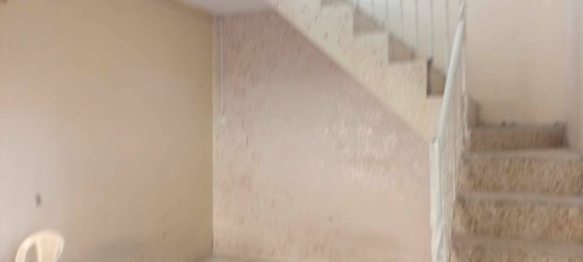بيت للبيع كربلاء شارع السيده نرجس مقابل حي العباس المساحه 100 متر طابو زراعي سند 25 يحتوي على استقبال وصاله ومطبخ وغرفه نوم الارضيه بورسلين الجدار سيراميك مسلح بناء طابوق مي مجاري كهرباء بالباب للاستفسار اكثر للتواصل : *********** واتس او اتصال
