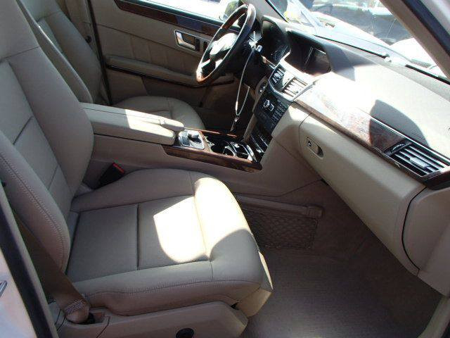 مارسيدس E350 موديل 2013 لونه صدفي
وارد امريكيه بيه صبغ جاملغ خلفي 
وقبغ صندوك صور الحادث مرفقه داخل 
السياره لونه بيجي سياره فتحه 
وبرده خلفيه كشنات هيتر 
رقم السياره بغداد انكليزي 

سياره جاهزه من كل النواحي جديده 
ونظيفه جدا جدا

رقم صاحب السيارة 
***********
