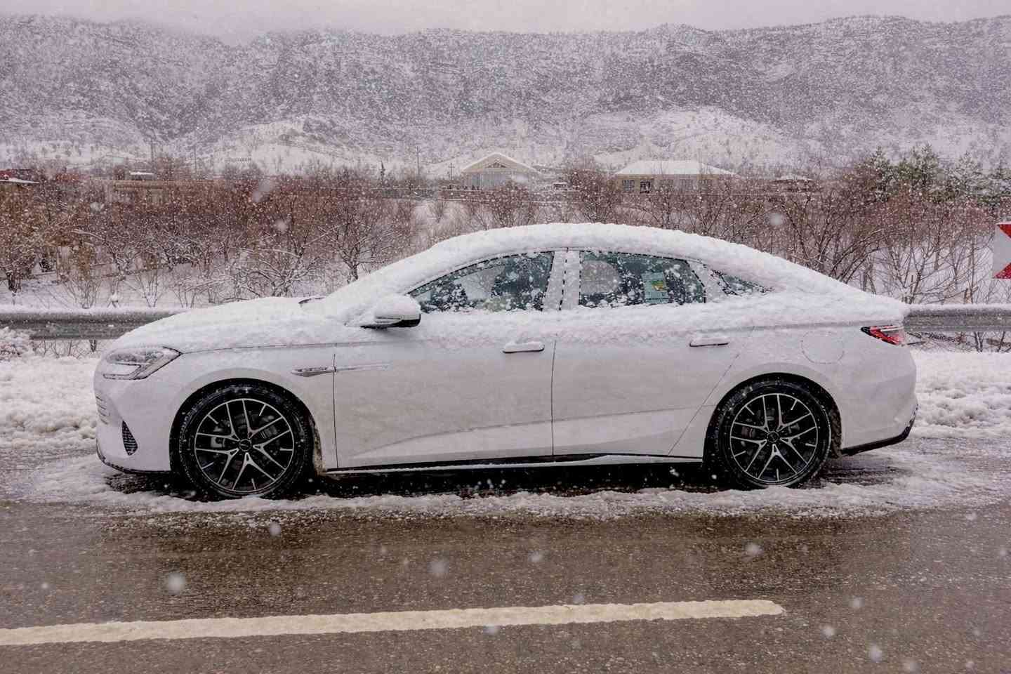 السلام عليكم
للبيع BYD SEAL 7 ضمان الوكالة (خليــجي) عليها ضمان 5 سنوات كير ومحرك و 8 سنوات على البطاريات سيارة مكفولة كفالة عامة مرقمه بغداد بأسمي ماشيه 13 الف كيلو فوووول مواصفات للاخير مزودة بنظام الذكاء الاصطناعي يعني السيارة بيها اوامر صوتيه بالعربي تفتح جام تفتح السقف تشغل تبريد اطفي تبريد تشغل راديو وغيره كله بمجرد تحجي وياها تنفذلك 

فتحة سقف بانو راما 
جنطه شفط كهرباء مع خاصية الفتح عن طريق القدم
مري شفط كهرباء 
كاميرات 360 درجة 
بيها راديو بلادي ونظام اندرويد اوتو وابل كار بلاي 
كشنات تدفئة وتبريد 
كشنات كهرباء جلد 10 طبقات داخل السيارة كله ماروني  
رادارات 360 درجة مع خاصية التوقف الذاتي 
محرك 1500 توربو تسارعها مخيف 
بطارياتها تمشيك 80 كيلو متر مع خاصية الشحن السريع عن طريق المحرك 
شاحن موبايل واير ليس 50 واط بحيث يشغلك الشحن السريع بالهاتف 
تبريد امامي خلفي 
شاشة 15 انش 
ارضيات وسبير وعدة طوارئ كله بلادي جاي ويه السيارة 
14 سماعة نوع داين اوديو نفس السماعات اللي تستخدمها بوغاتي 
سيارة فول فول للاخير 
سعر البيع بدون عمله من الاخير 35 مليون دينار عراقي بدون عمله علما اني ماخذها من الوكالة 38 مليون ونص ويه الترقيم صارت عليه ب 39 مليون 
عنوان السيارة بغداد مجمع بسماية السكني 
هاتف ***********
