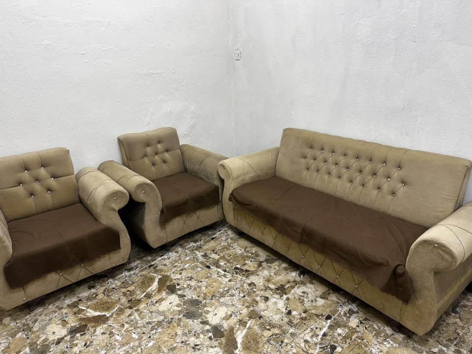 السلام عليكم تخم للبيع نضيف كلش وكعدته حلوه ممستخدم قليل كلش سعره 130 الف وبي مجال ***********واتساب
