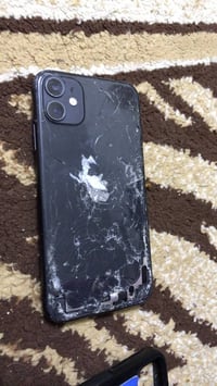 ايفون 11للبيع بس ضهره متفلش  السعر125 وبي مجال 07752566916