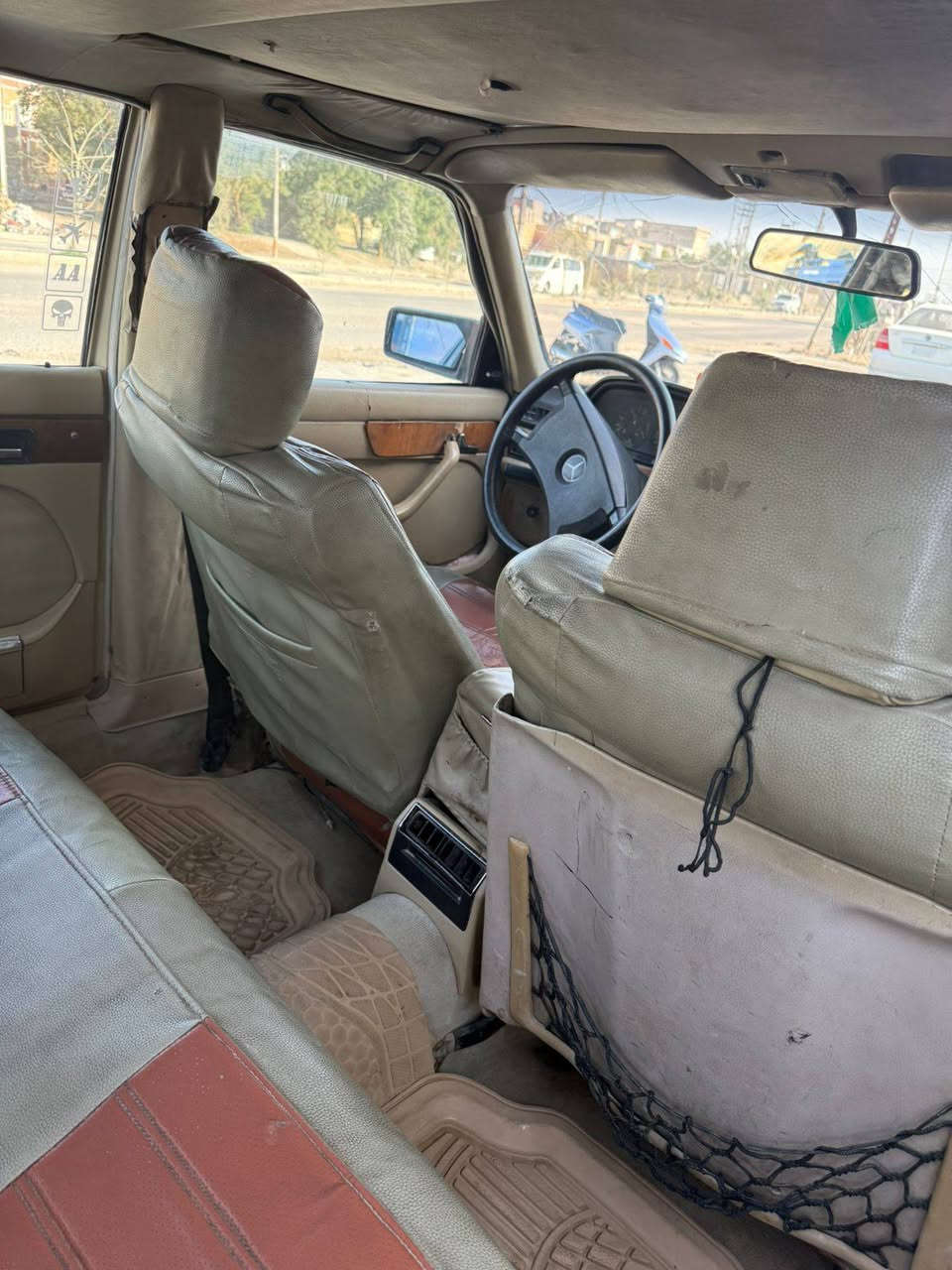 السلام عليكم مارسيدس جامنو موديل ٨٥للبيع او المراوس  محور بطه 3000  لسياره عوزها ترتيب  بسم صاحبي  رقم نجف سنويه ماصاقطه لل٢٨  وتخم تاير غرفه كهربائيه  لسعر٣٥ وبيه مجال مكاني نجف شارع المدينه اللاستفسار ***********
