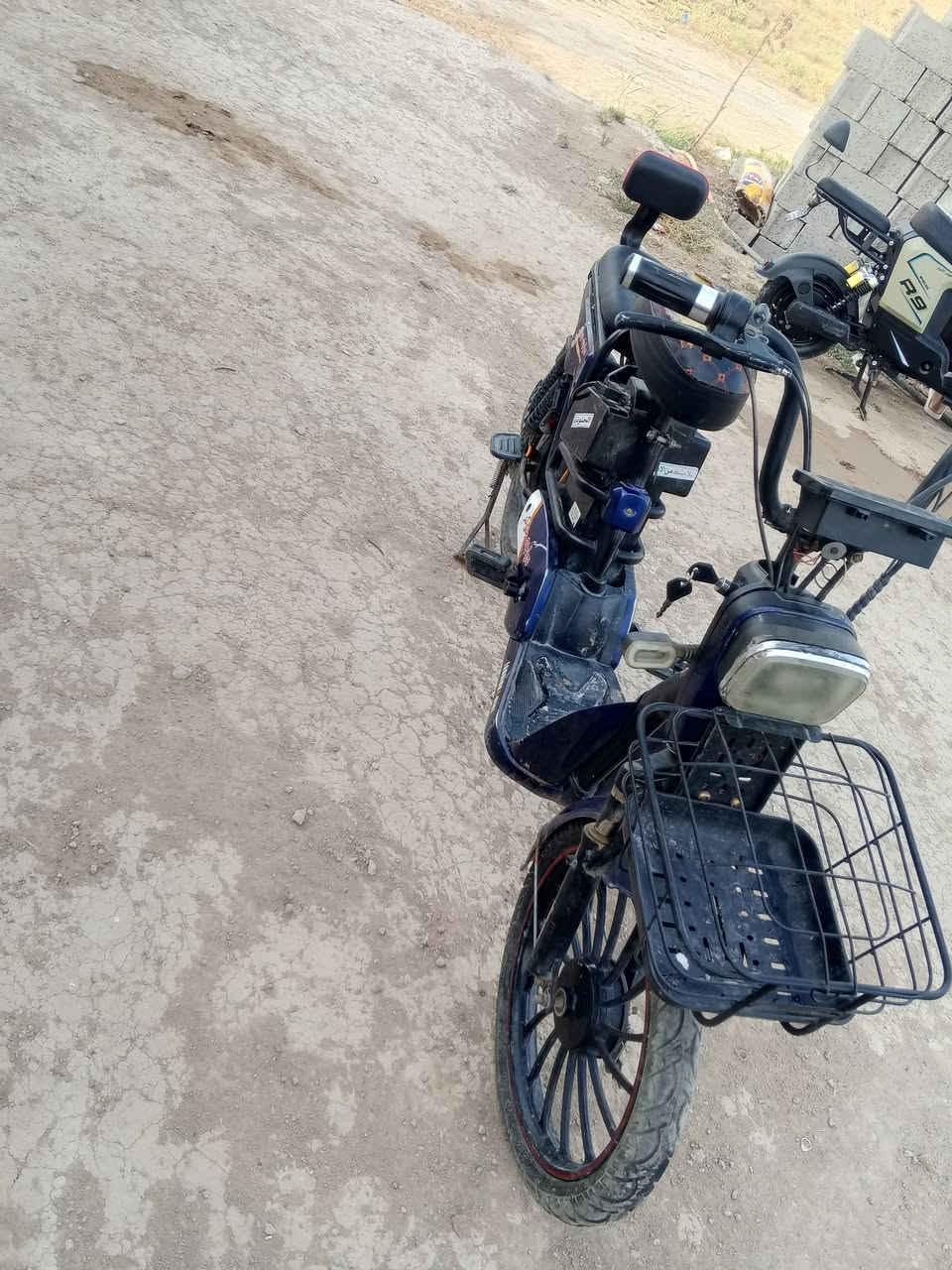 السلام عليكم ورحمة الله/باسكل شحن للبيع موديل 2023 شغال تخم تاير بطاريات تخم جديد العدد 4السعر 175الف وبي مجال قليل مكاني ديالى الاتصال ع الرقم/***********
