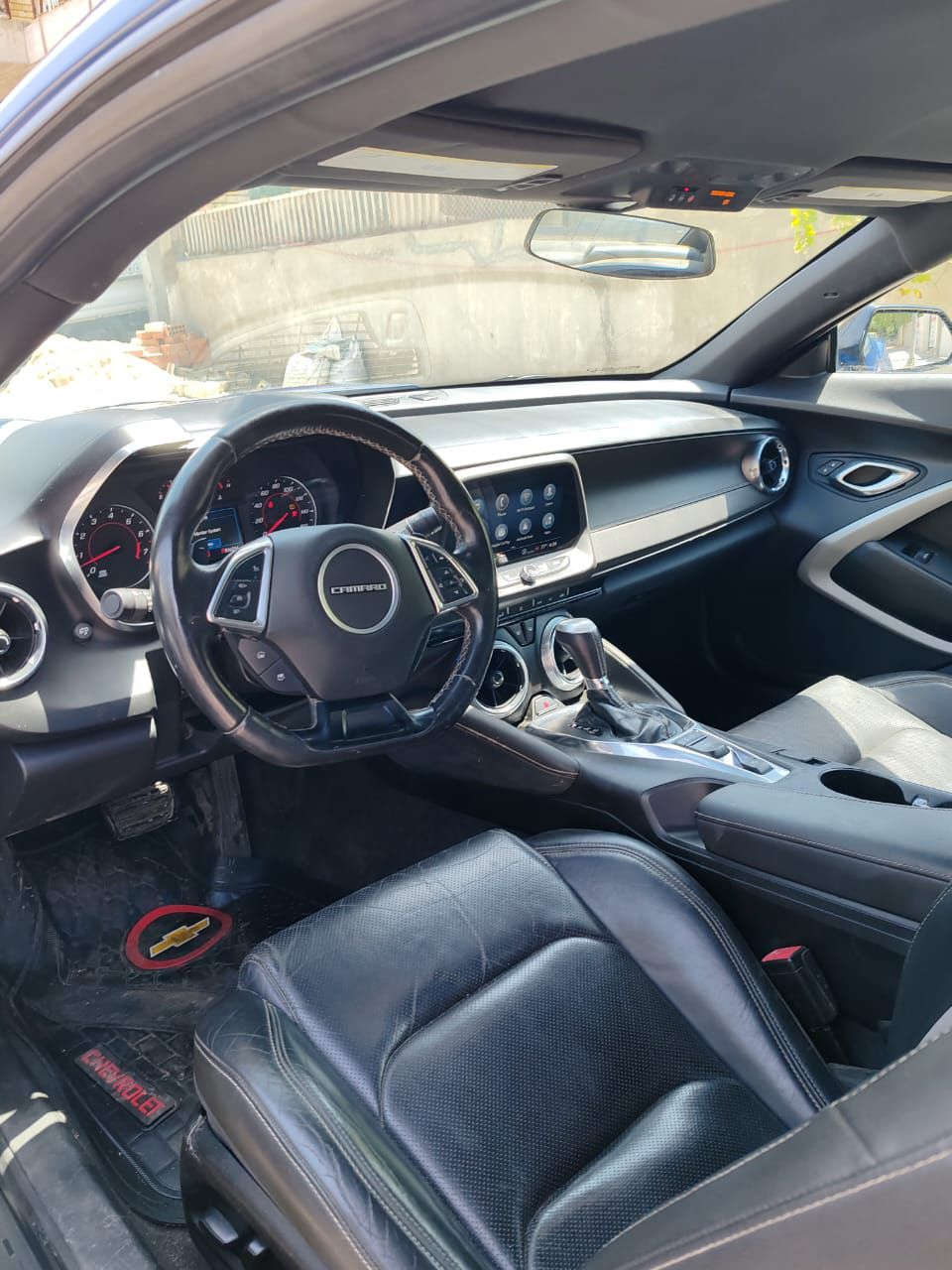 السلام عليكم 
كمارو موديل ٢٣ 
2Ss6200 ٨ سلندر 
مكان السيارة بغداد باسمي تحويل مباشر رقم مميز 
حادث السيارة سرقة مكينة وكير وراجعات بلاد الكير ١٠ نمر بجم مال كصة كاملة جبت وشديت مال موديل ٢٣ نفس الموديل يعني بدون حادث فقط غراض مبيوكة وشديتهن وكلهن اصليات السعر ٢٥٥ وبيها مجال للشراي 
***********
