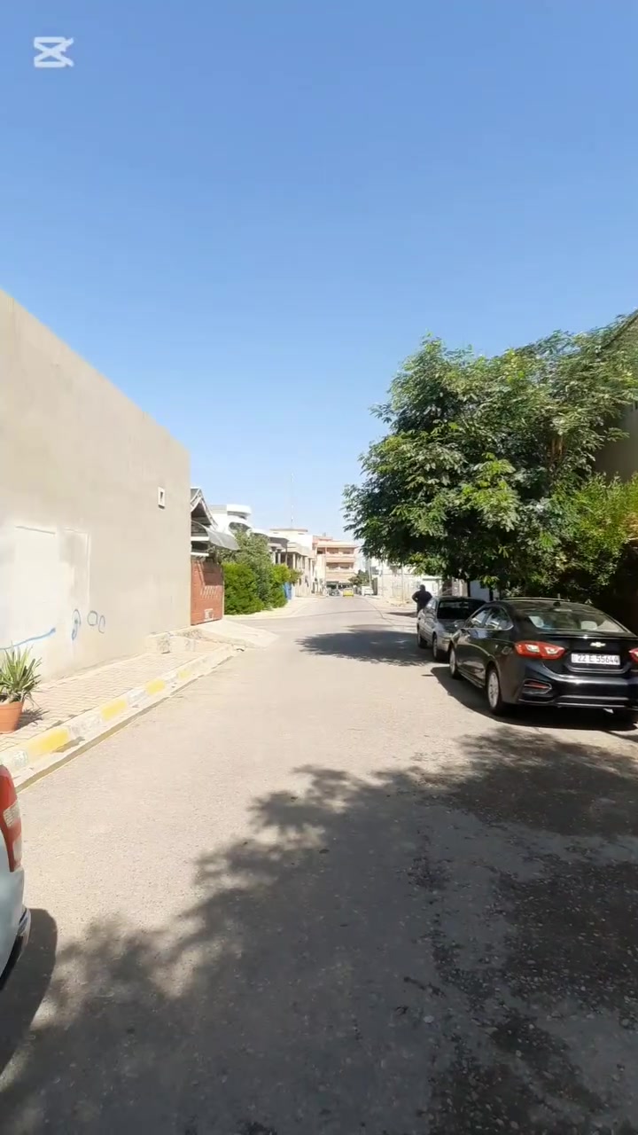 *للبيع دار في حي غرناطة* 🏠

- *الموقع:* حي غرناطة، قرب بانزين خانه غرناطة 📍
- *المساحة:* 180م² (الواجهة 10م، العمق 18م) 📏
- *التفاصيل:*
- قاطع واحد
- بيتونة
- مطبخ
- هول
- مضيف
- غرفتين
- صحيات داخل وخارج 🚿
- مطبخ حراري 🔥
- مخزن بالسطح 🛍️
- دكتات مركزي لكل الغرف ❄️
- *الحالة:* دار حديثة وجديدة ✨
- *رقم الموبايل: *********** 📱

*اتصل الآن للاستفسار!*
