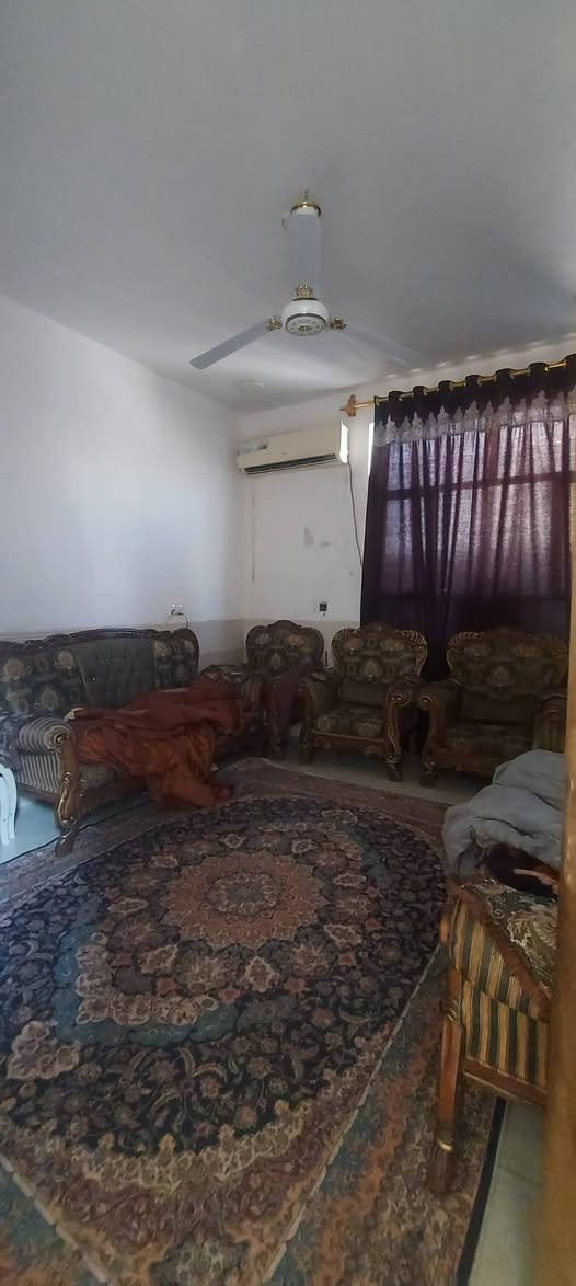 دار لبيع مساحه 100 واجه 7.50 ونزال 13.50
مطبخ. 3*3 

ستقبال 4*475
كليدور 7 *3.50
غرفه 4.25 *5 
صحيات داخليه.

بيتونه 5 * 3.40 

خدمات كامه ما مجاري تبليط.  قريب ع الشارع الرئيسي حله دوانيه.  

العنوان نادر قراغول شارع زين العابدين للاستفسار
التصال. ع الرقم *********** 
او مراسله ع الخاص. بناء حديث 2022
