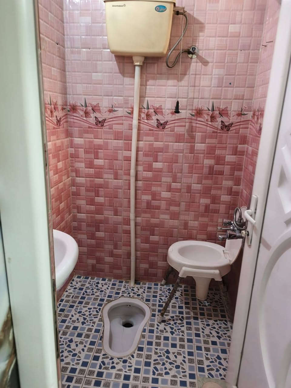 للايجار ١٢٠م طابق ثاني الشعب التجار الأولى قرب اعداديه بلقيس بيه ٢نوم واستقبال وخدمات مدخلين الإيجار ٤٥٠ للاستفسار ***********
