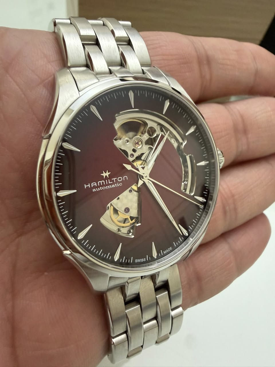 ساعه سويسريه اصليه 100% نوع هاملتون jazzmaster open heart موديل 2025 اوتوماتيك دبل كشف مينا مميز لون خمري قطر 40 كفاله الوكيل تايم سنتر فعاله حالتها شبه جديده مفكوك عنها الجلاتين فقط مطلوب 485 دينار اردني للتواصل على الخاص او على الرقم 0785261118


**إذا كنت صاحب هذا الإعلان وتريد حذفه لأي سبب، رجاءا أرسل رسالة إلى الدعم الفني**