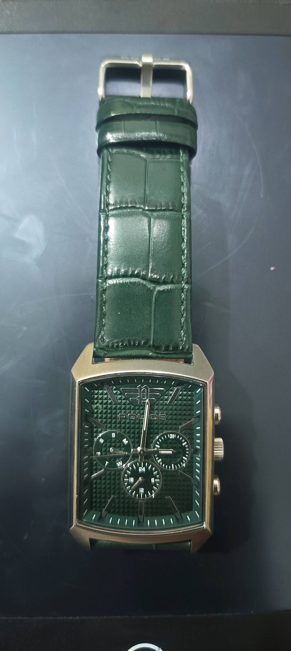 ⌚ ساعة رجالية أصلية من ماركة Police العالمية
✨ الموديل: JF22048
✨ التصميم: مستطيل أنيق وفخم
✨ الهيكل: ستانلس ستيل مقاوم للصدأ
✨ الحزام: جلد فاخر مريح باللبس
✨ المكينة: Quartz دقيقة جداً
✨ مقاومة الماء: 5 ATM (تتحمل المطر وغسل اليدين)
✨ الخلفية: ستانلس ستيل مع رقم الموديل الأصلي
✨ الحالة: نظيفة جداً وشغالة 100%
💎 تصميم إيطالي أنيق من ماركة Police المعروفة بالفخامة والستايل الشبابي.
مناسبة للبس اليومي أو المناسبات.
استخدام شهر فقط 
توصيل لجميع المحافظات 