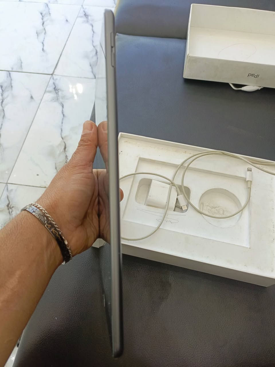 السلام عليكم 
ايباد 9 البيع 
ذاكره 65 نضافه الجهاز 95بطاريه قبل ٣اشهر 92 
سعره 240 بي مجال حق الجيه متواجد وتساب 
*********** مكاني بغداد حي اور
