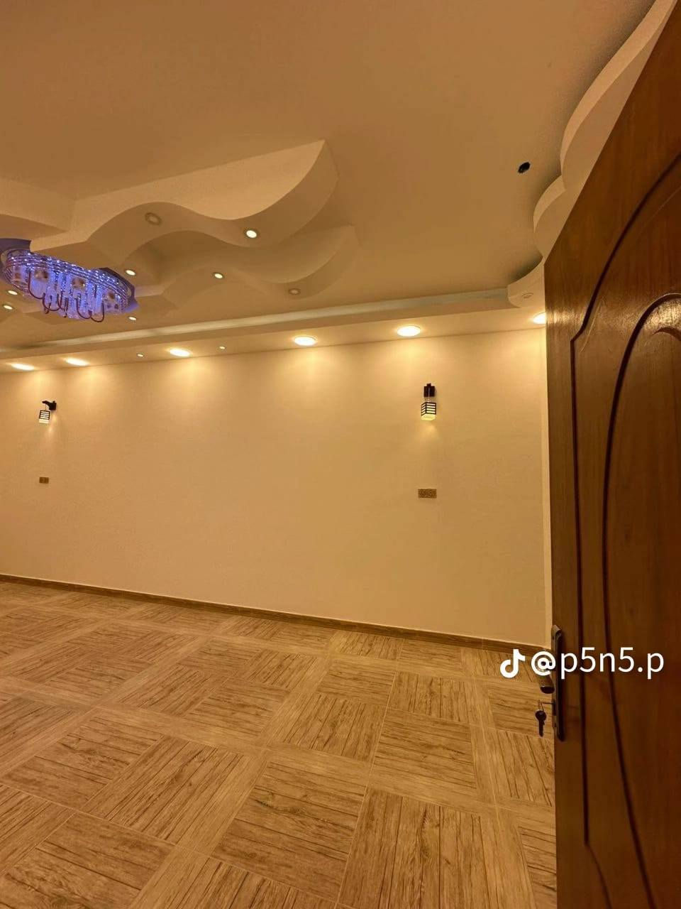 بيت ٢٢٠ متر غرفتين وصالتين وديوان طابو تريد مكاتبه وتريد تحويل بالصنكر قريب ع الشارع ٥ دقايق مشي *********** سعر خاص او اتصال
