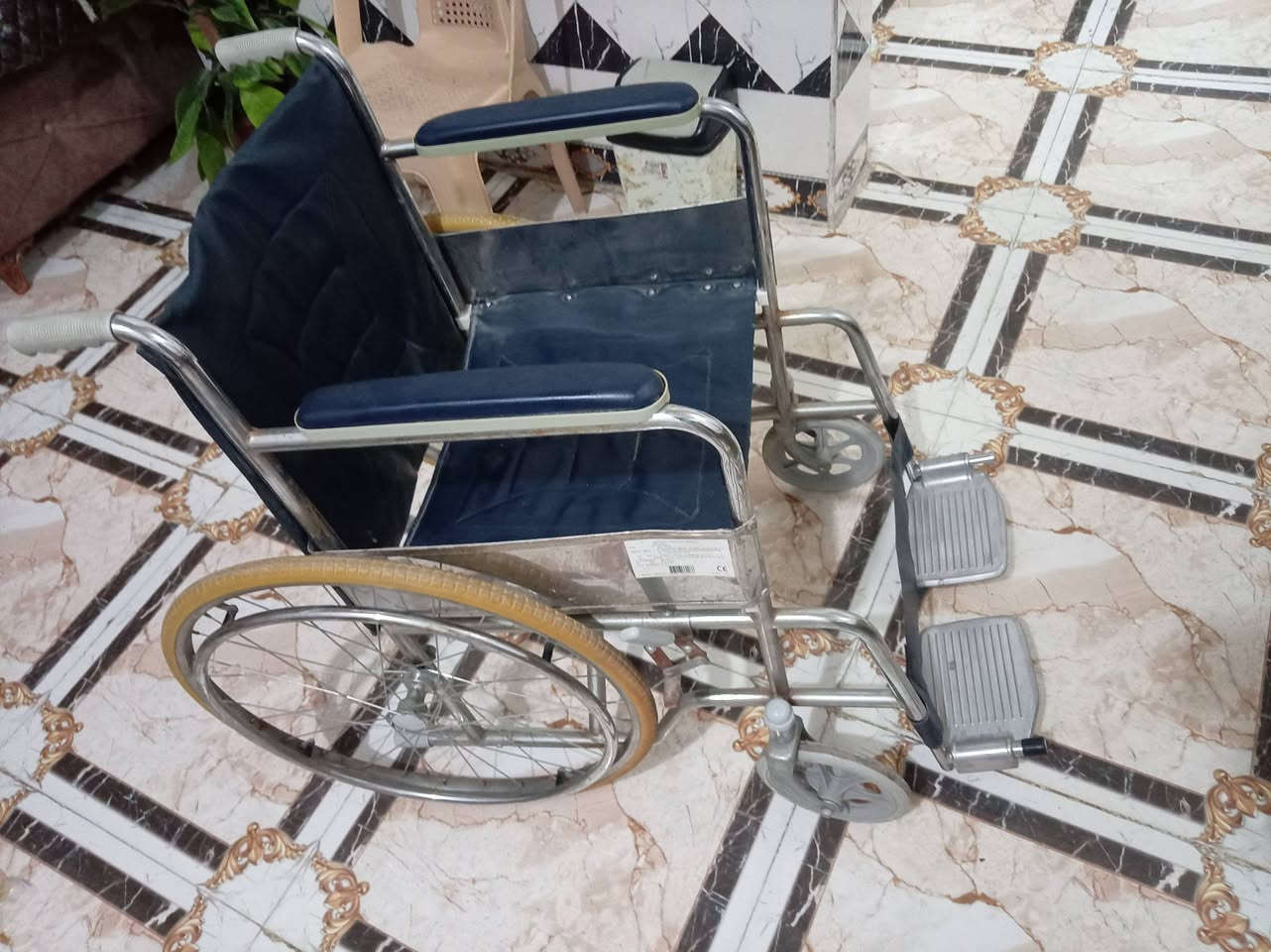 السلام عليكم من بعد اذن الادمن و المشرفين المحترمين يوجد لدي كرسي معوقين للبيع اخوان اني مكلف بالنشر والله يرزق الجميع يارب
***********
