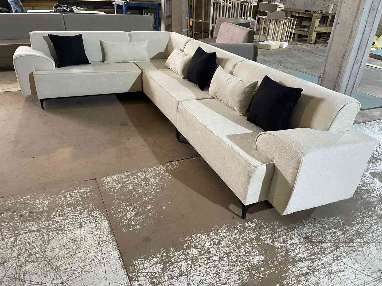 کاریکی نویمان 
بۆ داواکردن ***********
سلیمانی  تاڤگە نزیک یاریگای کلاسیکۆ
