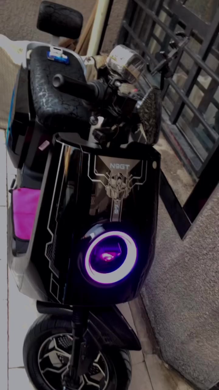 سلام عليكم دراجة🔚كاسحة🔜للبيع ماماشية هواي جديده شاهدالله (بطاريات)ما صارلهن شهر من بدلتهن والبطاريات الورديات الصلي(30)انبير والدراجة كامله من كلشي شلعة معدل كلوبات تايرات جددكلشي)مكاني بغداد الكرخ/.والسعروالستفسار/.*********** متواجدواتساب
