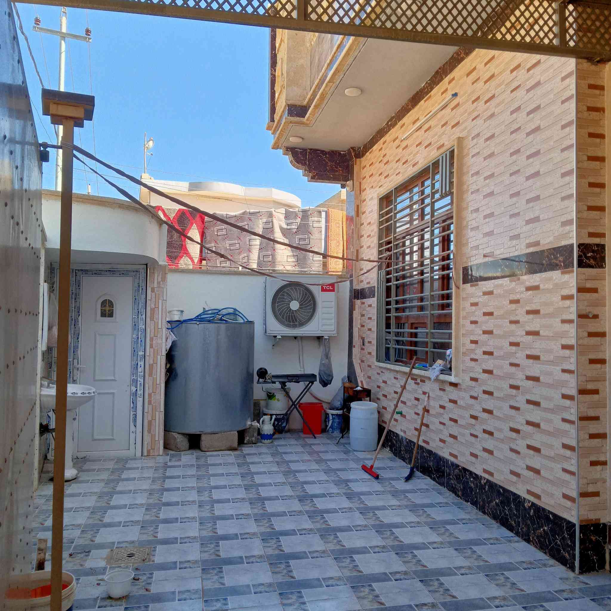 عروض مكتب انوار الخير
دار للبييع مساحه ١٩٥ متر
طابق واحد استقبال ومطبخ 
وهول وغرفتين نوم وصحيات
معه الثاث طخمين ديوان 
وسبلتين و كاونتر 
وغساله وغرفه نوم
قوسيات شارع تلكيف عل جه اليسار  
زراعي نموذج ٢٥ حق تصرف
سعر ١٠٥ مليون
عنوان المكتب مجاور البناء جاهز 
مقابل باب الكمرك
***********
***********
