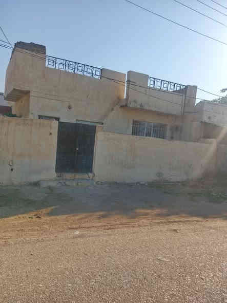 يوجد لدينا بيت للبيع قديم في منطقة سيف سعد الغالبيه الموقع مدخل شارع 30 على شارع العام تجاري  مقابيل محطة كهرباء الجديده ركن مربع المساحه 100 م//10 في 10 السعر 45 ؤبيه مجال للشراي شي بصيط ***********
