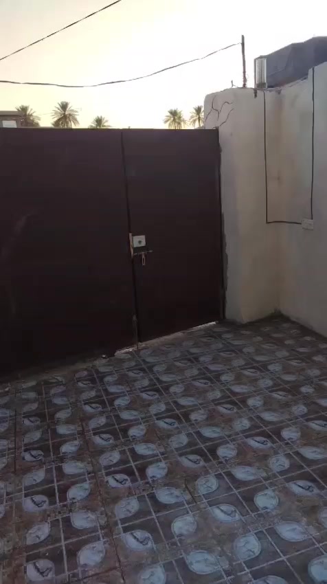 بيت ركن للبيع المتكون من كراج وحديقة واستقبال وهول ومطبخ وغرفتين منام وصحيات بالداخل والخارج والسطح شتايكر ورقم الموبايل(***********) والسعر ١٣٥ مليون دينار عراقي وبيه مجال .
