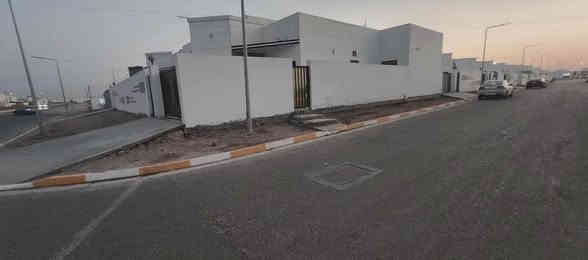 للبيع

في مجمع الزهور الاول خلف جامعة السراج الاهلية 

او مراوس بالقاطع الشمالي

مساحة 267 ركن على شارعين 40 و12
خدمات كاملة تبليط وارصفة وكهرباء وشبكة امطار وماء وجامع واسواق وروضة اهلية 

بي غرفتين وصالة واستقبال ومطبخ و٣ صحيات وحديقة وكراج 

السعر 135 مليون 

ومطلوب 17 مليون اقساط 
للاستفسار مراجعه مكتب حاتم للعقار مقابيل محكمه الفلوجه الجديدة
او الاتصال على
***********
