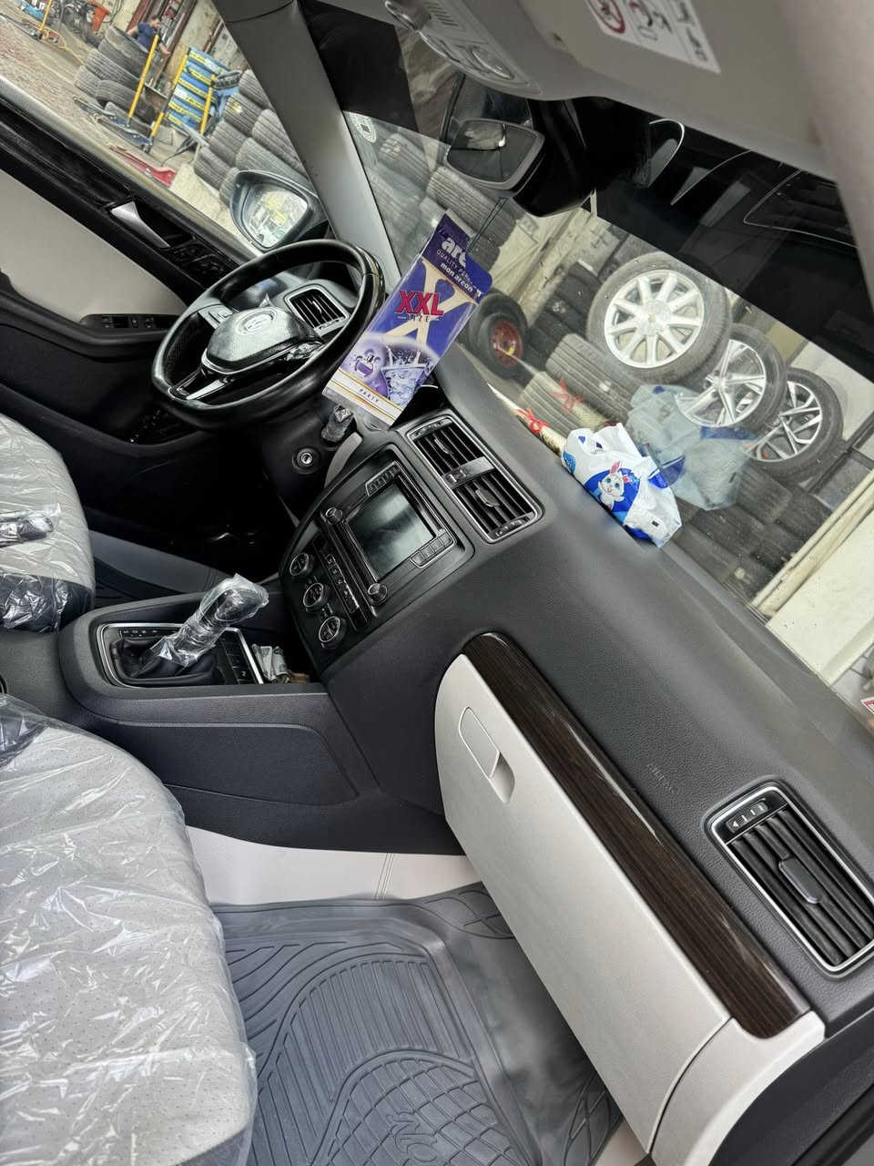 vw جيتا
موديل 2018خليجي
السياره ماشيه175 الف كيلو 
رقم اربيل باسمي السياره 
محرك ٢.٥  ــ ٥ سلندر 
كير اوتو ٦  نمر
بلوتوث+Aux+Usb
حساس امامي + حساس خلفي
فتحة سقف سلايد روف 
كشنات جلد اوف وايت
دخول مفتاح(عدد ٢)
تحكم ستيرن كامل + قفل سرعة
شاشة كبيرة + كامرة
شاشة عرض اعطال وسطية 
دشبول صاج بلادي
- [ ] نظام الايرباك سليم 
تبريد امامي + خلفي
السيارة عليها ادامة كاملة 
السياره بيه فقط بنيد صبغ
السعر145 وبيه مجال 
 مكان السياره بغداد ***********
