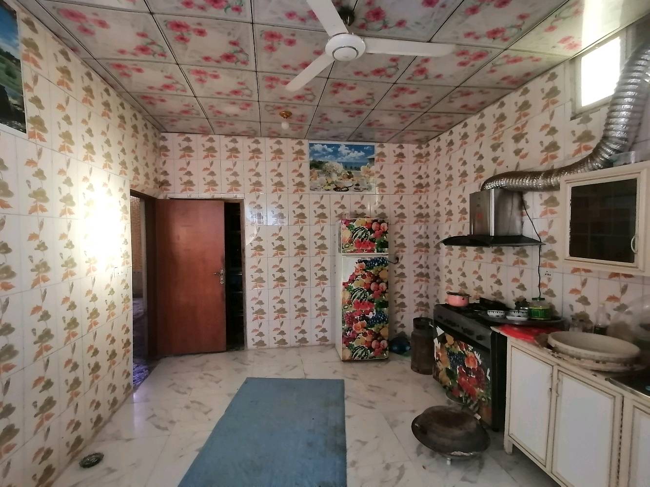 بيت للبيع المساحه ٦٥٠ البناء ٢٦٠ يتكون من ٣غرف ٤في ٥ وديوان ٤ ب٧ واستقبال ٤ب٥ موزع ٤ب٦ مطبخ ٤ب٥ صحيات داخلية وخارجيه وكراج ٥ب٦ حديقه بيها ٦نخلات ٣برحي احمر بريمه ١ وجوزي ١وسايره١ حمالات و١٢سدرة امريكي حمالات البيت مسيج البناء بلوك مع رباط والسقف كونكريت مسلح بالاضافه بيه غرفتين خارجيات غرفة ٥ب٨ وغرفه ٤ب٨سقفهن سندويج السعر ٨٠ مليون العنوان الهوير منطقة الخاص نزلة الهنبوش للعلم التبليط واصل لباب البيت نقال ***********